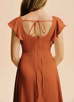 Azazie Bondi Junior Vestido Canela de Cetim elástico de Linha A com Fenda Lateral image6