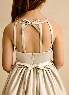 Azazie Indi vestidos de niña de las flores Vestido de Champán de Satin Mate de Corte En A con Lazo image8