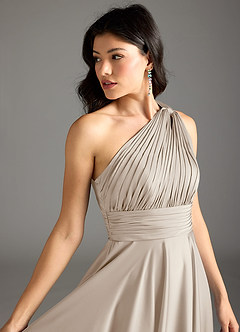 Azazie Charlize Robes de demoiselle d'honneur Robe Trapèze en Satin extensible Ue épaule Givre image7