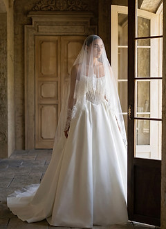 front Two-Tier Scalloped Lace Evangeline Fingertip Veil