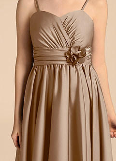Azazie Catalina Junior Vestido de Gris Pardo de Satén Elástico de Corte en A con Escote de Corazón image8