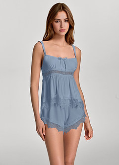 front Conjunto de pijama de camisola y shorts de rayón suave con cuello cuadrado, encaje multicapa y aberturas.