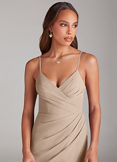 Azazie Maci Robes de demoiselle d'honneur Robe Fourreau en Mousseline de soie Plissée Taupe image5