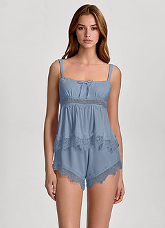 front Conjunto de pijama de camisola y shorts de rayón suave con cuello cuadrado, encaje multicapa y aberturas.