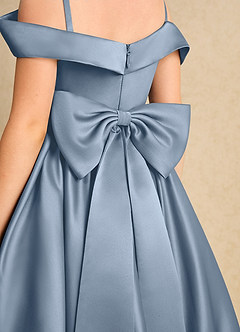 Azazie Favia Blumenmädchenkleider A-Linie Schulterfrei Matte Satin Kleid Staubblau image7