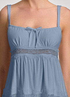 front Conjunto de pijama de camisola y shorts de rayón suave con cuello cuadrado, encaje multicapa y aberturas.