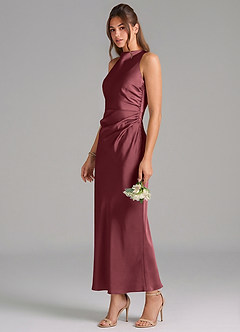 Azazie Evadne Vestidos de damas de honor Vestido de Merlot de Satén Elástico de Corte Recto con Plisado image1