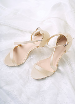 front Farblich passende Stiletto-Sandalen aus Satin mit Wickelriemen