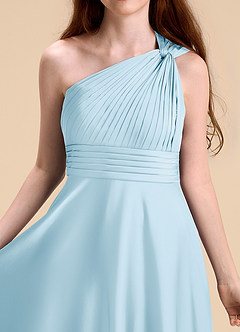 Azazie Charlize Junior Vestido de Azul Cielo de Satén Elástico de Corte en A con Plisado image7