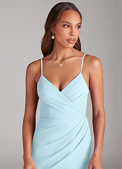 Azazie Maci Robes de demoiselle d'honneur Robe Fourreau en Mousseline de soie Plissée Bleu Nuage image5