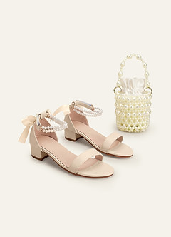 front Conjunto de niña de las flores: tacones de bloque con punta abierta, perlas y lazo, y bolso cubo de perlas con doble correa.