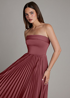 Azazie Mariana Robes de demoiselle d'honneur Robe Trapèze en Satin extensible Plissé Rose Du Désert image4