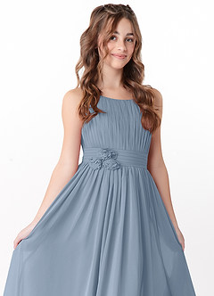 Azazie Astrid Junior Robe Trapèze en Mousseline de soie Floral Bleu Poussiéreux image1