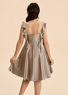 Azazie Kira Junior Vestido de Gris Pardo de Satén Elástico de Corte en A con Volante image2