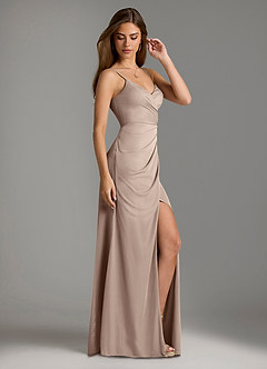 Azazie Maci Robes de demoiselle d'honneur Robe Fourreau en Maille Plissée Taupe image4