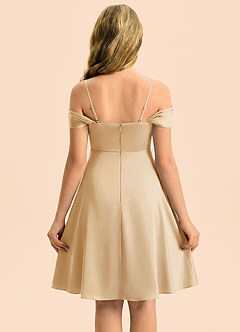 Azazie Anselie Junior Robe Trapèze en Satin extensible Épaules dénudées Or image2