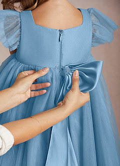 Azazie Kalio Robe Demoiselle D'honneur Fillette Robe Trapèze en Tulle avec manches Acier Bleuté image4