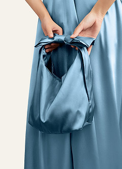 front Dopasowana kolorystycznie satynowa torebka z kokardą