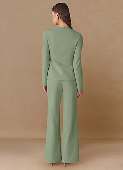 front Elara Staubiger Salbeigrün Zweiteiliger Anzug aus hochwertigem, extrem tief ausgeschnittenem Material