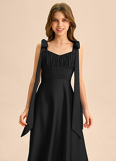 Azazie Halley Junior Vestido de Negro de Satén Elástico de Corte en A con Lazo image6