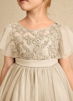 Azazie Queenie Robe Demoiselle D'honneur Fillette Robe Trapèze en Dentelle Champagne image4
