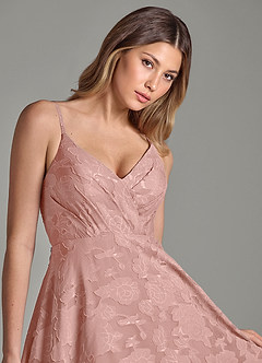 Azazie Amani Robes de demoiselle d'honneur Robe Trapèze en Blumen-Burnout Plissée Rosette image7