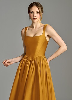 Azazie Verina Abiti da Damigella Abito A-Line in Raso Elasticizzato Plissettato Caramello image2
