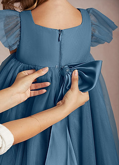 Azazie Kalio Robe Demoiselle D'honneur Fillette Robe Trapèze en Tulle avec manches Bermude image4