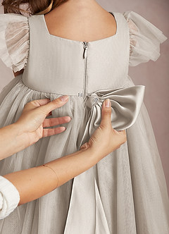 Azazie Kalio Robe Demoiselle D'honneur Fillette Robe Trapèze en Tulle avec manches Givre image4