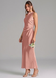 Azazie Evadne Vestidos de damas de honor Vestido de Rosetón de Satén Elástico de Corte Recto con Plisado image1