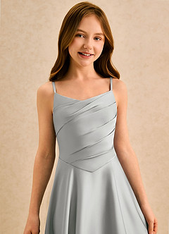 Azazie Coconut Girls Formal Robe Demoiselle D'honneur Fillette Robe Trapèze en Satin extensible Plissée Argent image6