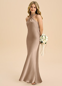 Azazie Chickie Junior Vestido de Gris Pardo de Satén Elástico de Corte Recto con Plisado image1