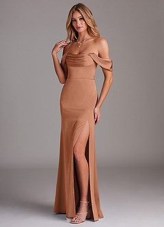 Azazie Saige Jurken voor bruidsmeisjes Jurk van Stretch Satijn met Kolom Off the Shoulder Bronzeertint image5
