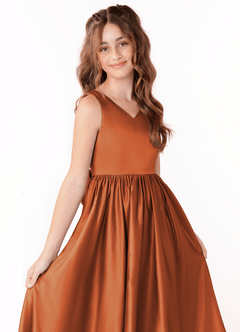 Azazie Hathaway Junior Vestido de Canela de Satén Elástico de Corte En A con Lazo image5