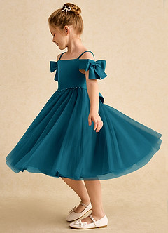 Azazie Amie Robe Demoiselle D'honneur Fillette Robe Trapèze en Mat Satiné Épaule décolletée Bleu Encre image4