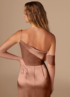 Azazie Lia Jurken voor bruidsmeisjes Jurk van Metaalachtig Satijn met Kolom Off the Shoulder Bronzeertint image2