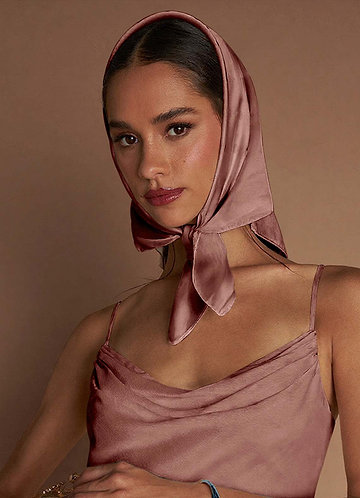 front Écharpe en satin mat à fleurs de couleur assortie