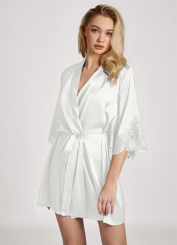 front Branco Robe com mangas com acabamento em renda de cetim