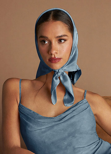 front Écharpe en satin extensible de couleur assortie