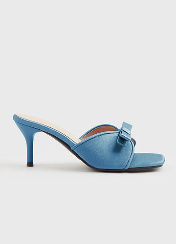 front Farblich passende Kitten Heels mit Satinschleife in Metallic