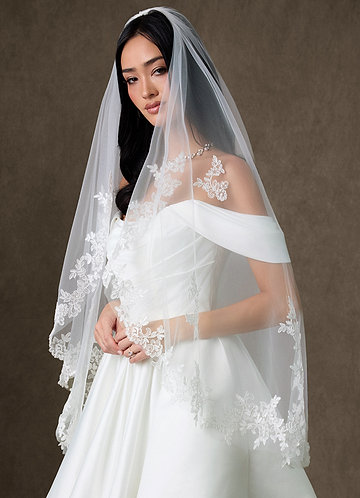 front Véu de renda com borda de pétalas em flor na ponta dos dedos