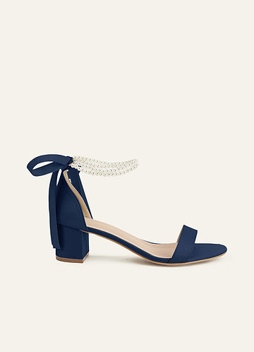 front Farblich passende Sandalen aus mattem Satin mit Perlen und Schleife, offener Zehenpartie und klobigem Absatz