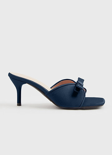 front Farblich passende Kitten Heels mit Satinschleife in Metallic