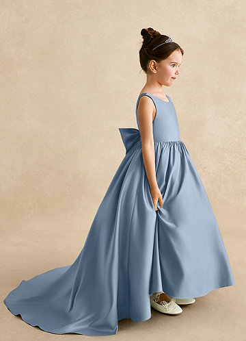 Azazie Mimia Robes de Fillette d'Honneur Robe Trapèze en Mat Satiné Arc Bleu Poussiéreux image1