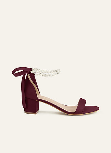 front Farblich passende Sandalen aus mattem Satin mit Perlen und Schleife, offener Zehenpartie und klobigem Absatz