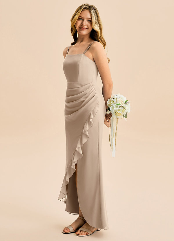 Azazie Buzzy Junior Robe Fourreau en Mousseline de soie Plissée Taupe image1