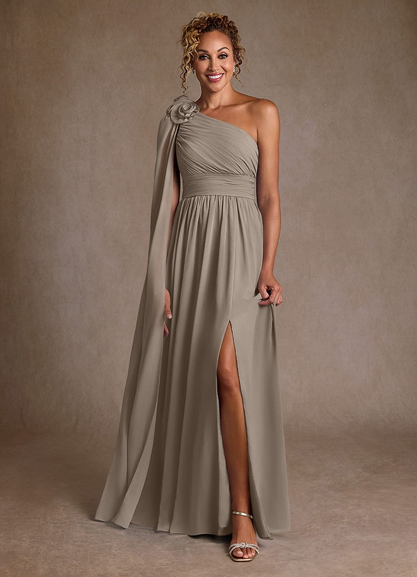 Azazie Lancaster Robe Mère de la Mariée & du Marié Robe Trapèze en Mousseline de soie Ue épaule Taupe image1