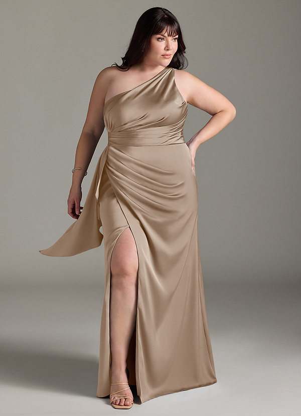 Azazie Maive Robes Demoiselle d'honneur Robe Fourreau en Satin extensible Rayé Taupe image1