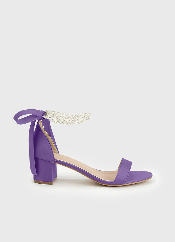front Farblich passende Sandalen aus mattem Satin mit Perlen und Schleife, offener Zehenpartie und klobigem Absatz