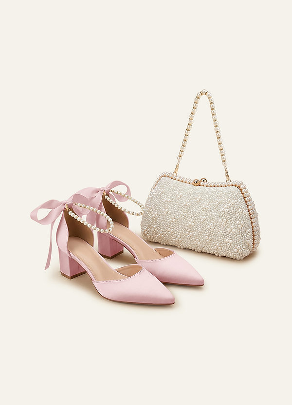 front Passendes Set aus matten Satin-Pumps mit Perlen- und Schleifenverzierung, Blockabsatz und perlenbesetzter Clutch